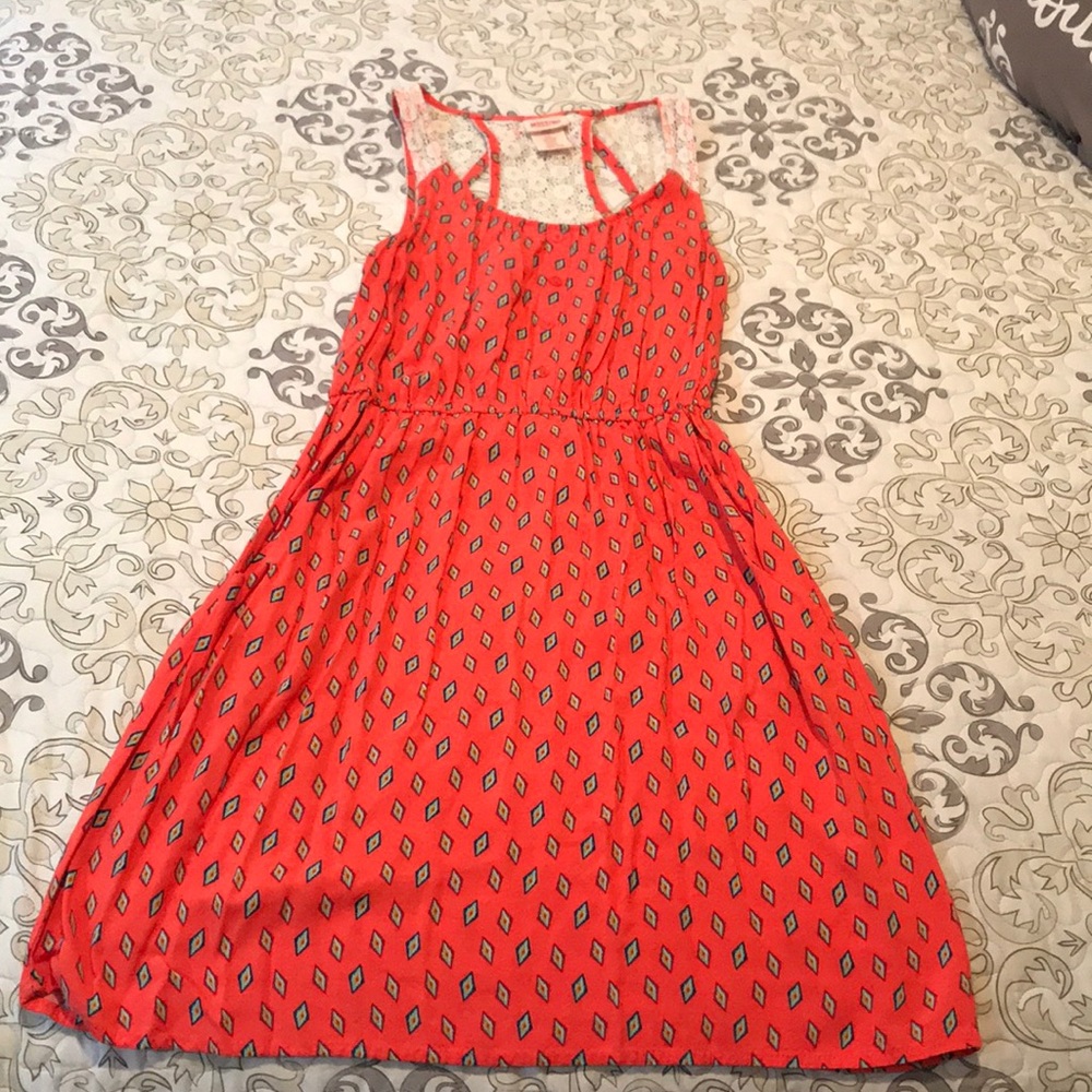 Sleeveless short dress.